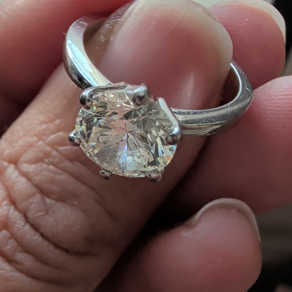 Elegant Ring with Clear Gemstone - Picture 11 of 11